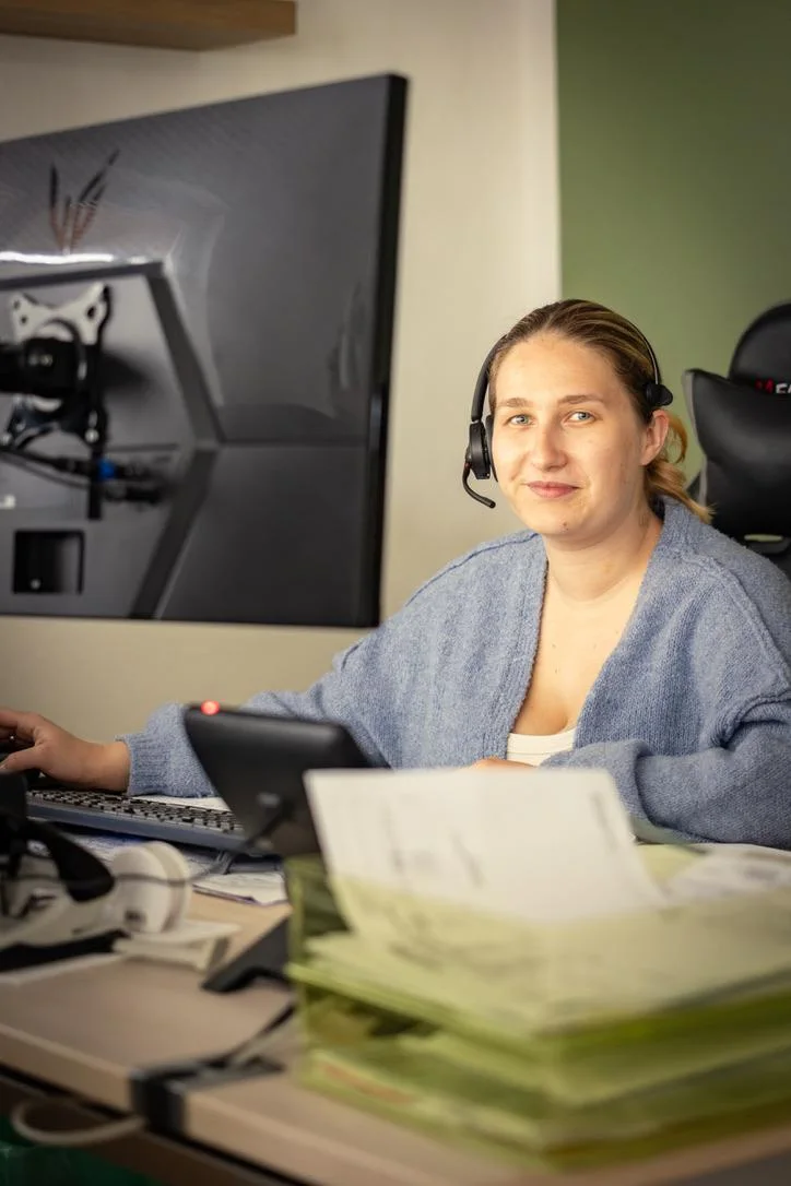 Julijana Willmann am Arbeitsplatz